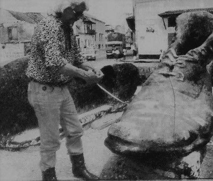 Héctor Lombana mide el monumento de Tito, para su réplica